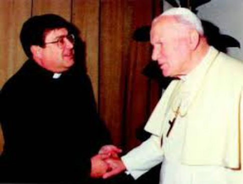 P. José Pereda saludando a san Juan Pablo II.