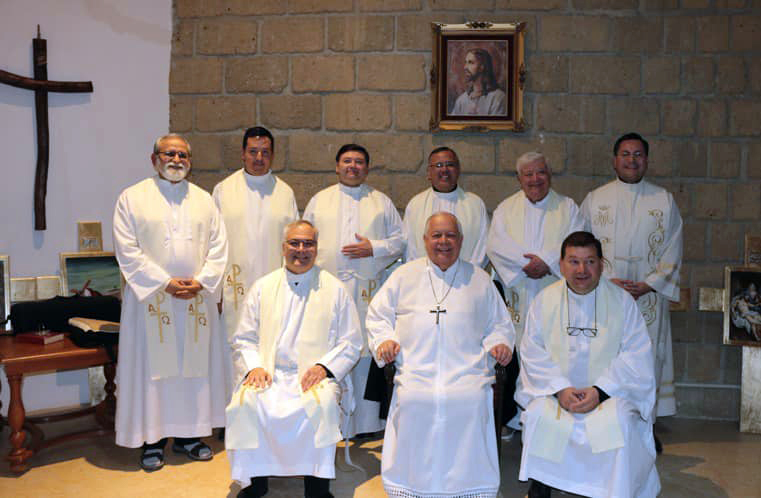 Algunos Siervos de Jesús con el arzobispo de Puebla, Mons. Víctor Sánchez
