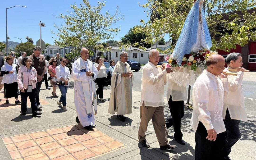 P. Salvador López Ramírez en procesión con el P. Geoffrey Baraan