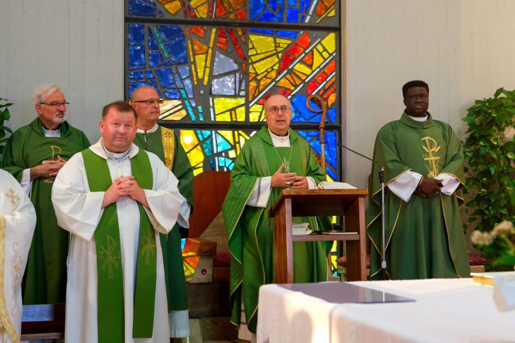 Mons. Gianrico Ruzza celebrando la misa.