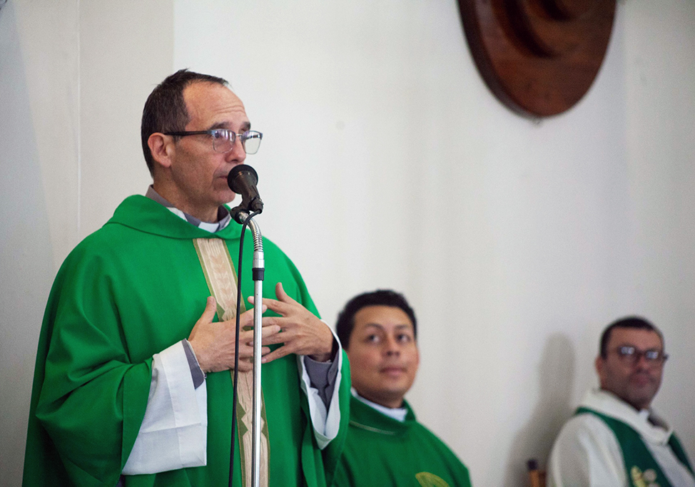 P. Eugenio en la entrega de la parroquia El Salvador del Mundo el 3 de noviembre de 2024