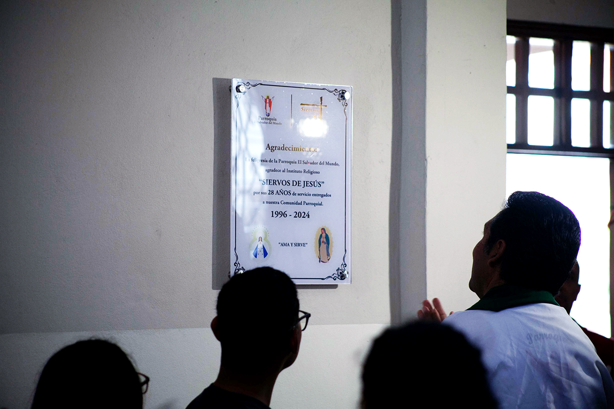 Placa conmemorativa develada en la entrega de la parroquia El Salvador del Mundo el 3 de noviembre de 2024.