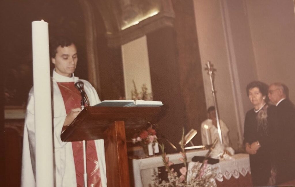 El P. Robert Prevost predicando (1982).