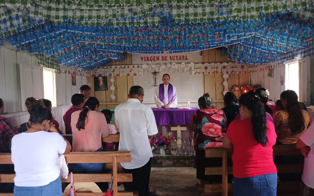 El P. Eugenio Aldana en una de las capillas de las aldeas que visita. A las visitas le acompañan, entre otros, un miembro de la radio para la retransmisión de la misa, cuando es posible.