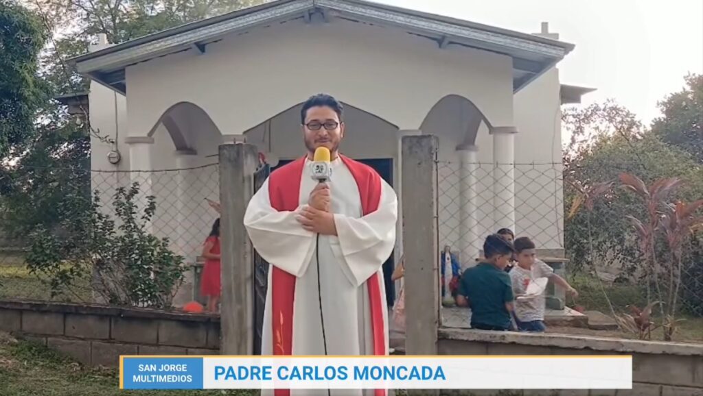 El P. Carlos Moncada antes de la celebración de la misa en una de las aldeas que atienden los Siervos en Olanchito (Honduras)