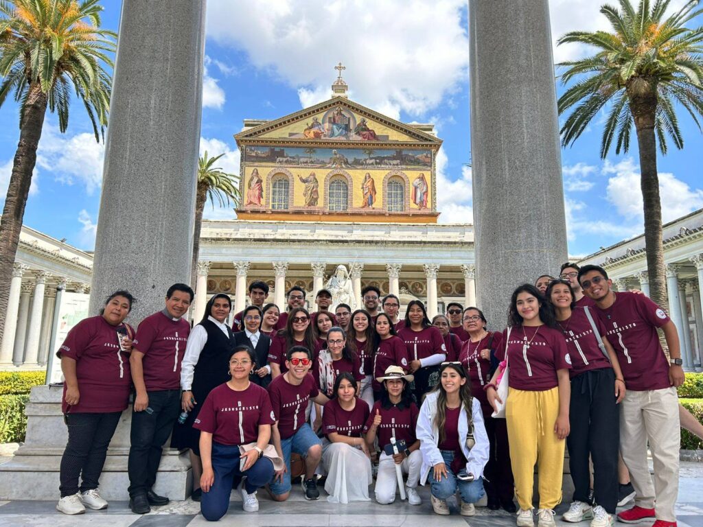 Los peregrinos en la Basílica de San Pablo Extramuros en Roma.