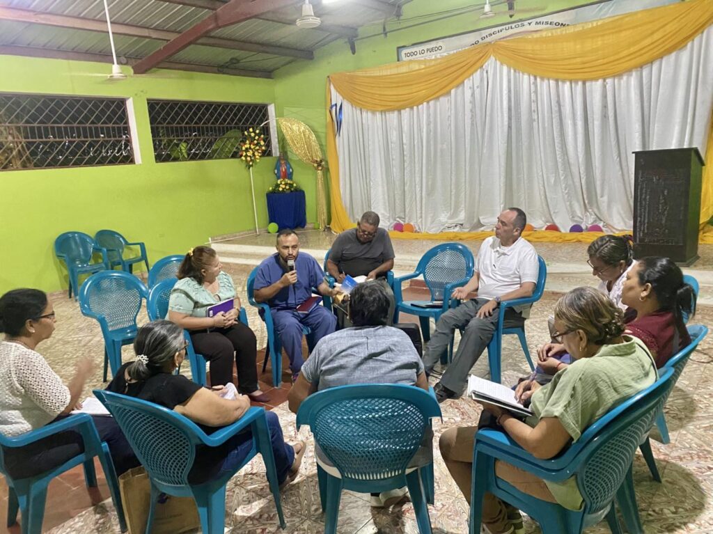 El P. Eugenio Aldana, S. de J., con miembros de la Pastoral Urbana