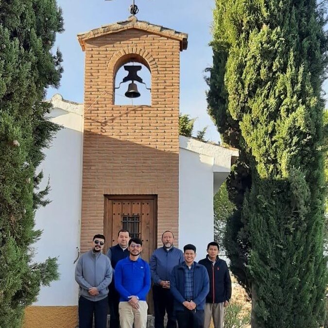 El P. Luisgo en la capilla del Noviciado en la visita canónica