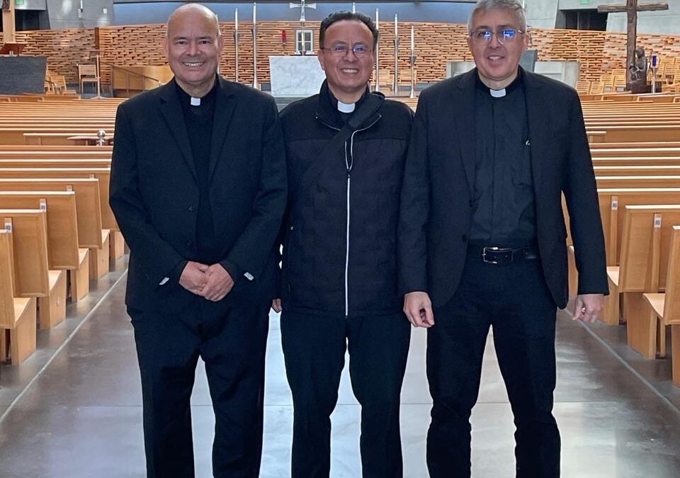 De izda. a dcha: el P. Salvador López, P. Carlos Ortiz y Gilberto Chávez